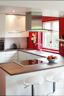 Σχεδιασμός κουζίνας με κόκκινο μετρητή