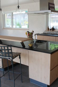 Σχεδιασμός κουζίνας με μετρητή με ελασματοποιημένη μπάρα