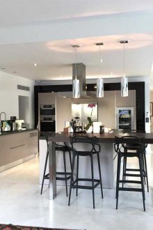 Σχεδιασμός κουζίνας με μετρητή μεταλλικών μπαρ