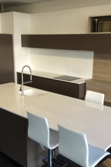 Σχεδιασμός κουζίνας με μινιμαλισμό και μπαρ με πρωινό