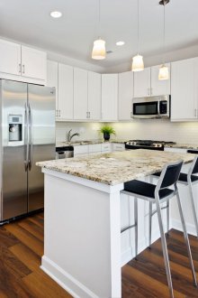 Σχεδιασμός κουζίνας με μπαρ και νησί