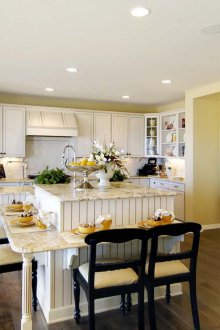 Σχεδιασμός κουζίνας με πάγκο μπαρ και πατίνα