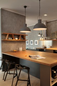 Σχεδιασμός κουζίνας με πάγκο μπαρ και ράφια