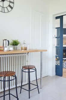 Σχεδιασμός κουζίνας με ρετρό στυλ με μπαρ