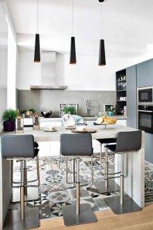 Σχεδιασμός κουζίνας με γκρι μπαρ