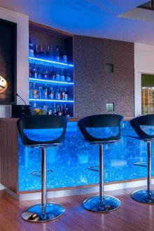 Σχεδιασμός κουζίνας με μπλε μετρητή