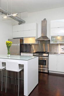 Σχεδιασμός κουζίνας με γυάλινη μπάρα