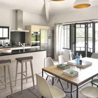 Σχεδιασμός τραπεζαρίας με κουζίνα με μπαρ για πρωινό