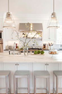 Σχεδιασμός κουζίνας με φωτεινή μπάρα