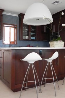 Σχεδιασμός κουζίνας με μετρητή σκούρου μπαρ