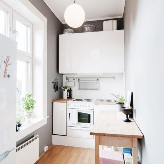 Σχεδιασμός στενής κουζίνας με μπαρ πρωινού