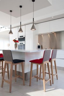 Σχεδιασμός κουζίνας με ένα μπαρ σε εξοχική κατοικία