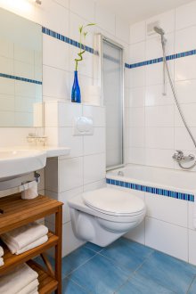 Μοντέρνο στυλ μπάνιο στο εσωτερικό σπίτι