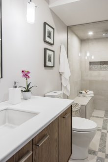 Μοντέρνο μπάνιο με ντους