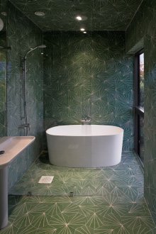 Μοντέρνο μπάνιο με πλακάκια και γεωμετρικά σχέδια