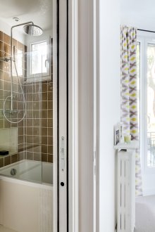 Γυαλισμένο μοντέρνο μπάνιο με πλακάκια