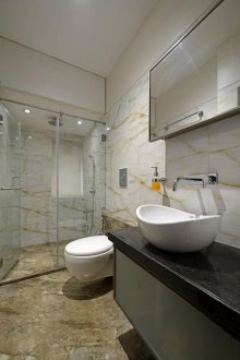 Μοντέρνο μπάνιο με πέτρινα πλακάκια