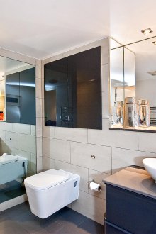 Μοντέρνο στυλ μπάνιου με πλακάκια από πορσελάνη