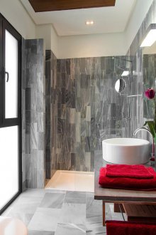 Μπάνιο σε μοντέρνο στυλ στο εσωτερικό του διαμερίσματος