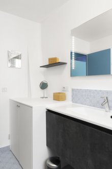 Ένα μπάνιο σε μοντέρνο στιλ και απλό σχεδιασμό