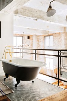 Μοντέρνο μπάνιο στο πατάρι