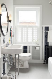 Μοντέρνο στυλ μπάνιο με λωρίδες κεραμιδιών