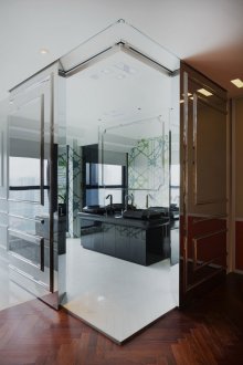 Μοντέρνο στυλ μπάνιο με καθρέφτες τοίχους