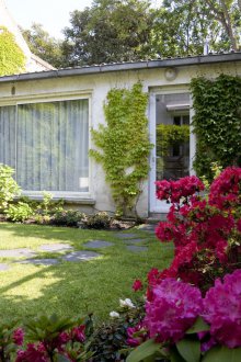 Εξοχική κατοικία με μεγάλα παράθυρα