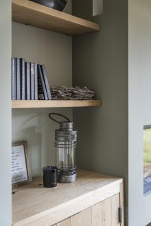 Θέση σε δωμάτιο με ξύλινα ράφια