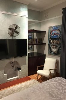 Θέση με ράφια στο δωμάτιο.