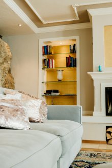 Θέση με γυάλινα ράφια