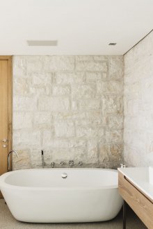 DIY μπάνιο με διακοσμητική πέτρα