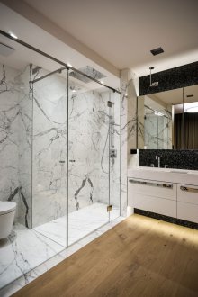 DIY μπάνιο με πλαστικό μάρμαρο