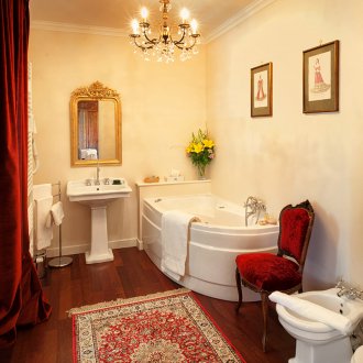 DIY μπάνιο με κόκκινη διακόσμηση