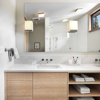 DIY μπάνιο με πολυστρωματικά έπιπλα