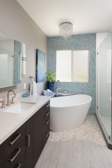 DIY μπάνιο με μπλε μωσαϊκό