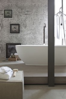 DIY μπάνιο με ταπετσαρία