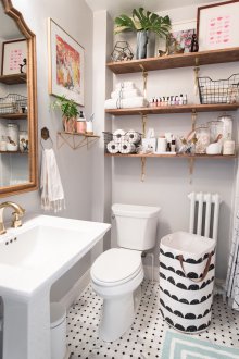 DIY μπάνιο με ράφια