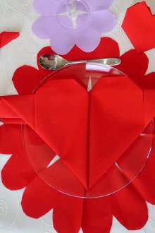 Επιτραπέζια διακόσμηση για την ημέρα του Αγίου Βαλεντίνου με πετσέτες