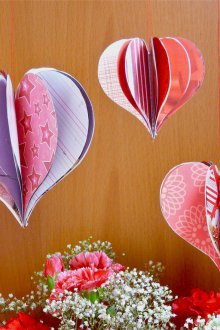 Τέχνη στις 14 Φεβρουαρίου με τη μορφή ογκομετρικών καρδιών.