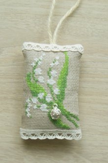 Craft στις 14 Φεβρουαρίου μαξιλάρι με κεντήματα και λουλούδια