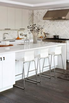 Λευκά σκαμπό μπαρ από πλαστικό και μέταλλο σε φωτεινή κουζίνα