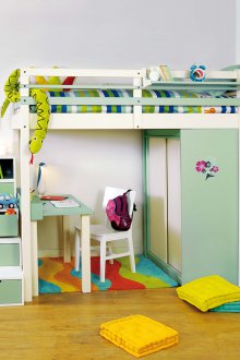 Πράσινο κρεβάτι σοφίτας