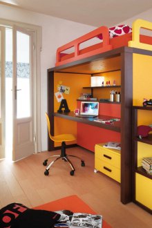 Κίτρινο κρεβάτι σοφίτας