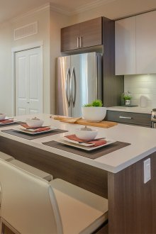 Λευκά σκαμπό μπαρ στο εσωτερικό της κουζίνας