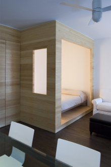 Ξύλινο κρεβάτι βάθρου