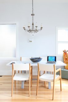 Λευκά σκαμπό μπαρ από πλαστικό και ξύλο