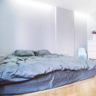 Διπλό κρεβάτι στο βάθρο