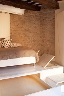 Βήμα βάσης με σύστημα αποθήκευσης