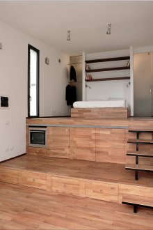 Βήμα στο κρεβάτι στο δωμάτιο